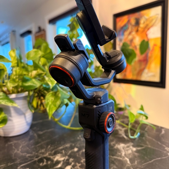 Hohem M7 Gimbal Tripod - Picture 2 of 2